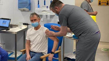 Andrew Stephenson MP vaccinating Nigel Evans MP